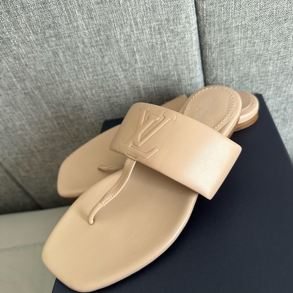 Authentic New Louis Vuitton Embossed Monogram Drapy Flat Thong Women's Sandals